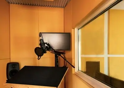 Studi di registrazione BeeMedia Milano cabina speaker